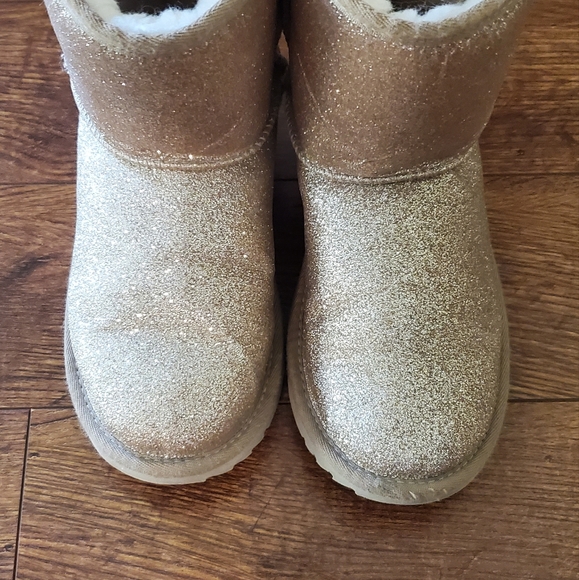 EUC Girls Ugg Boots - Picture 1 of 4